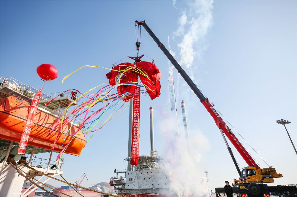 渤船重工建造的華科1號、2號自升助航式作業(yè)平臺命名交工